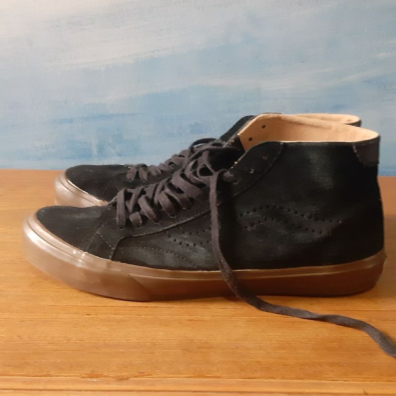 Vans preto hot sale sola caramelo