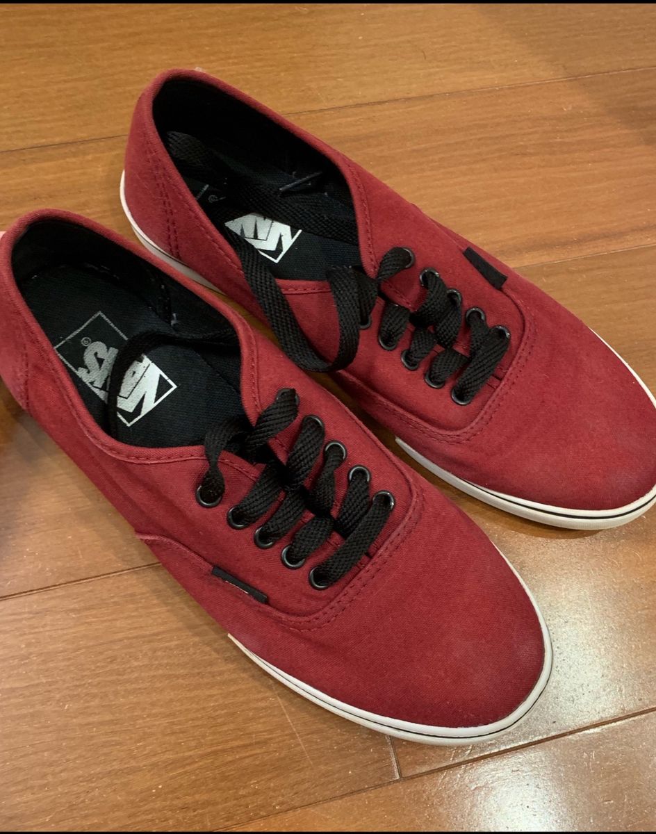 vans vinho cadarço preto