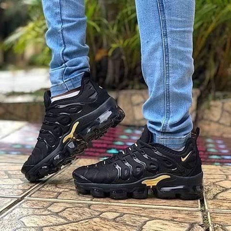 Tenis fashion vapormax preto e dourado