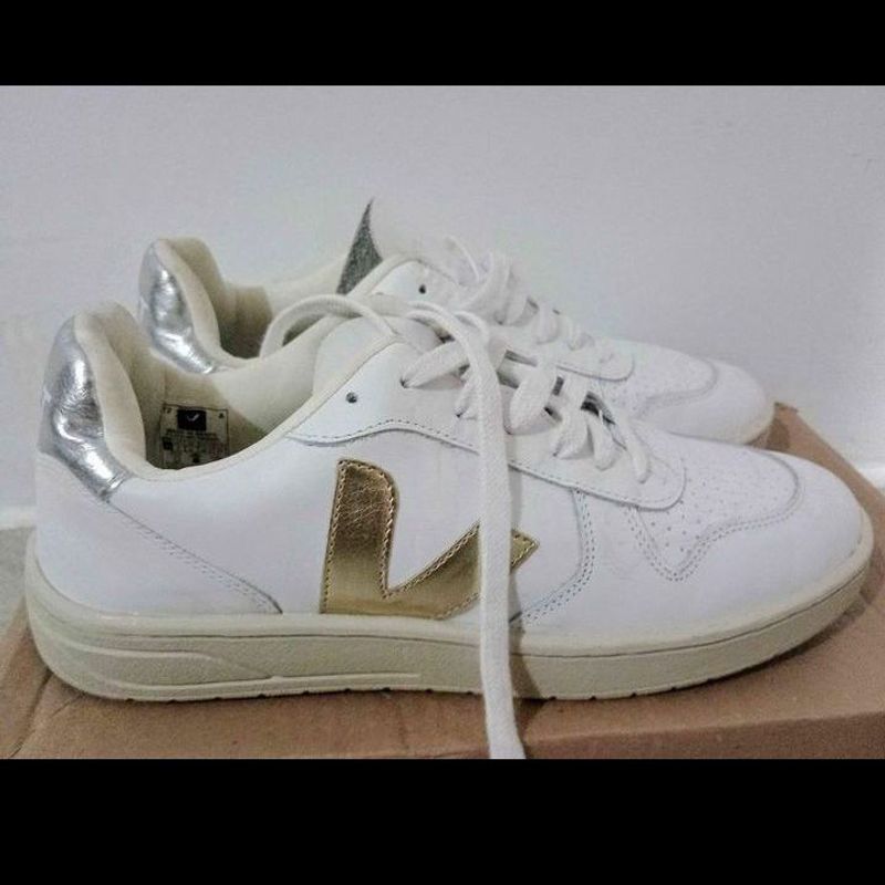 Tênis Vert V-10 Couro Extra Branco Dourado e Usado Só Uma  Ainda Está Na Caixa Tênis Feminino Vert Nunca Usado 98676273