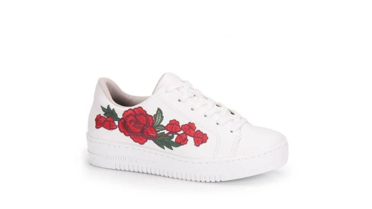 tenis com rosas bordadas