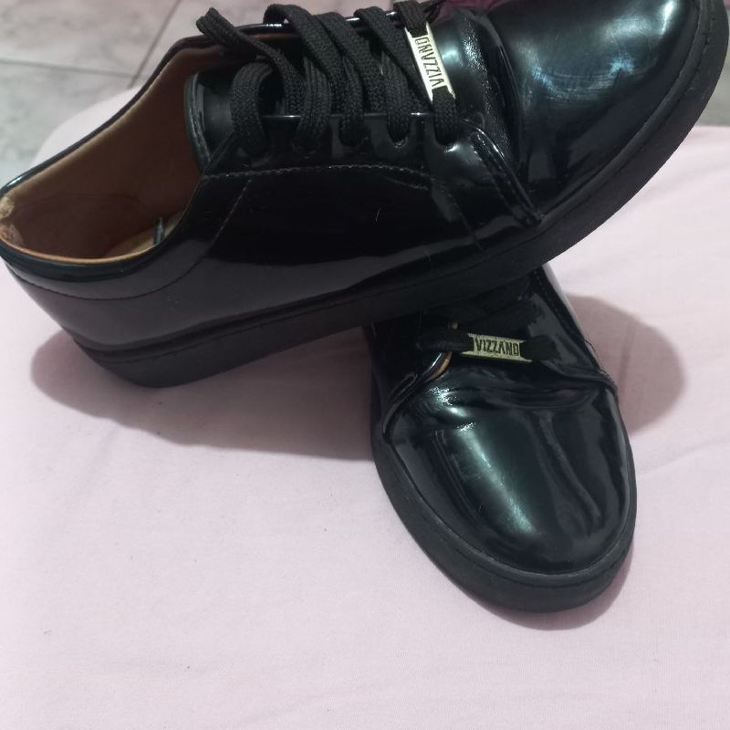 Tenis vizzano best sale preto envernizado