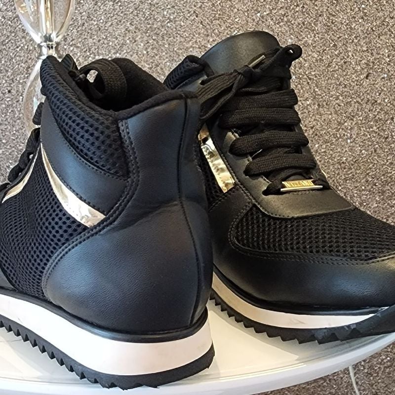 Tênis Vizzano Preto e Dourado Cano Médio Salto Cm Vizzano