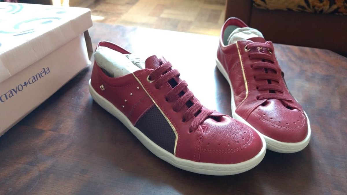 tenis vermelho cravo e canela