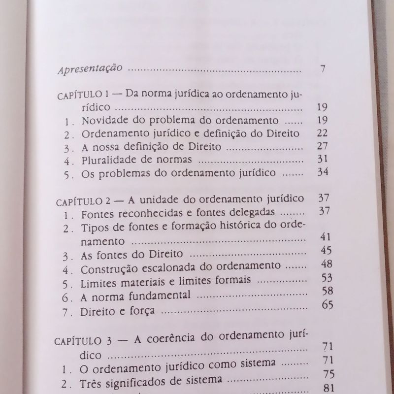 Teoria do Ordenamento Jurídico, de Norberto Bobbio. 