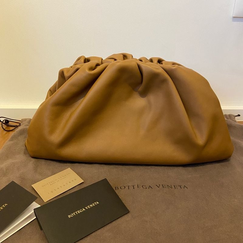 Bottega Veneta „ The Pouch“ shops