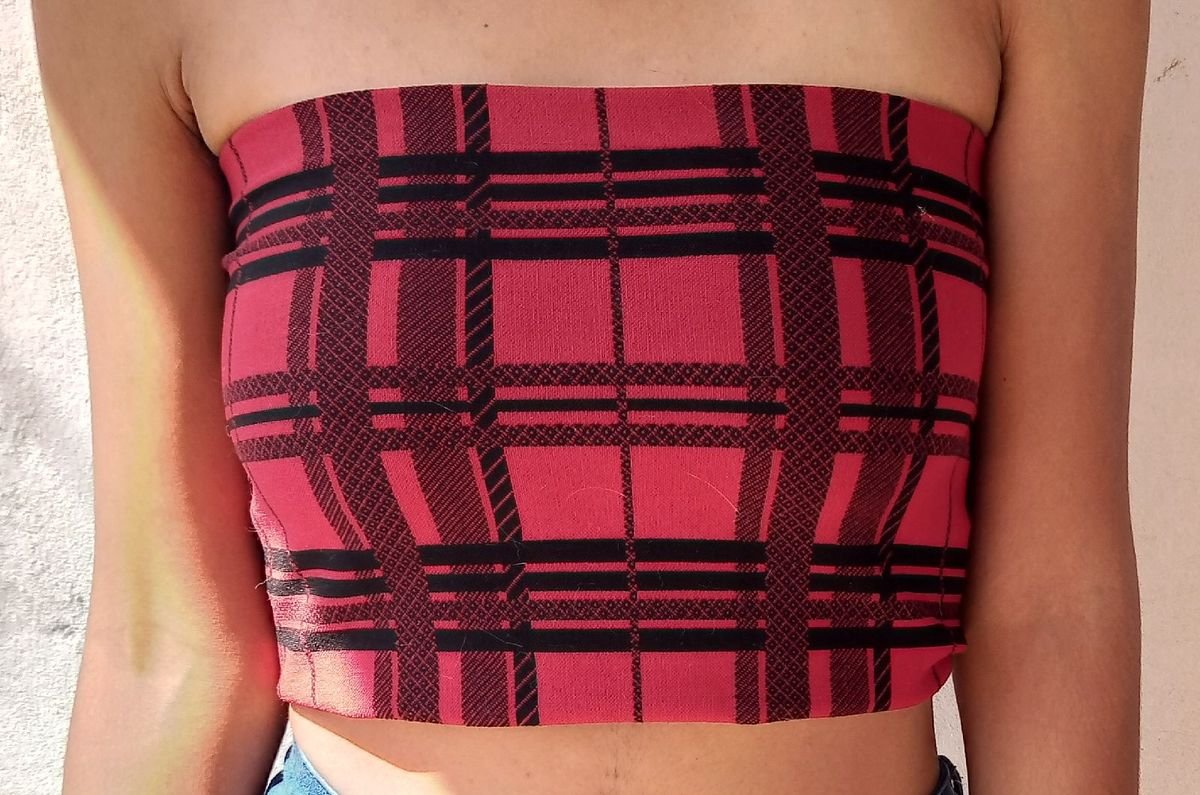 Top cropped xadrez vermelho com faixas brancas