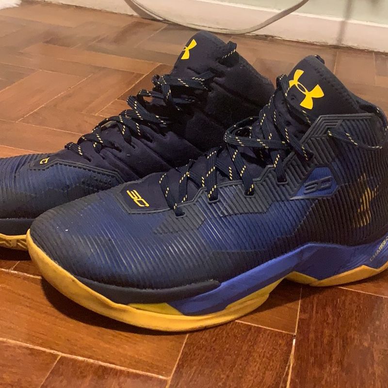 https://photos.enjoei.com.br/under-armour-stephen-curry-2-5-high-66696279/800x800/czM6Ly9waG90b3MuZW5qb2VpLmNvbS5ici9wcm9kdWN0cy8yMTEyMzg5My8yZWY0MmQ3ZmYyYTMyNmNiNGUzMjgzZWIxY2EyZjczZi5qcGc