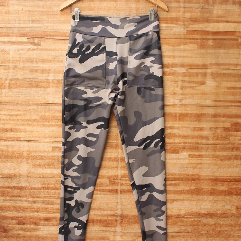 Usada) Calça Legging Camuflada Bolso Frontal Academia