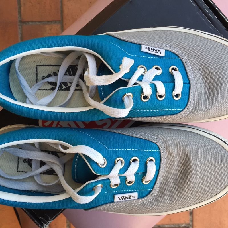 Vans cinza e store azul