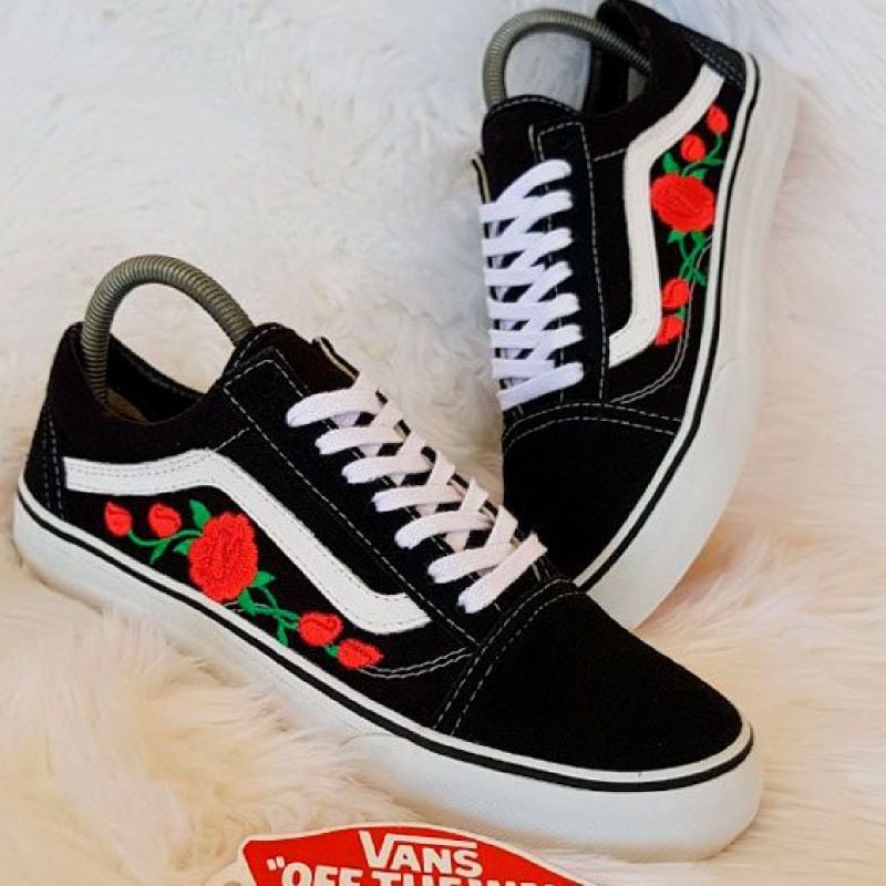 Vans old skool preto com sales rosas vermelhas