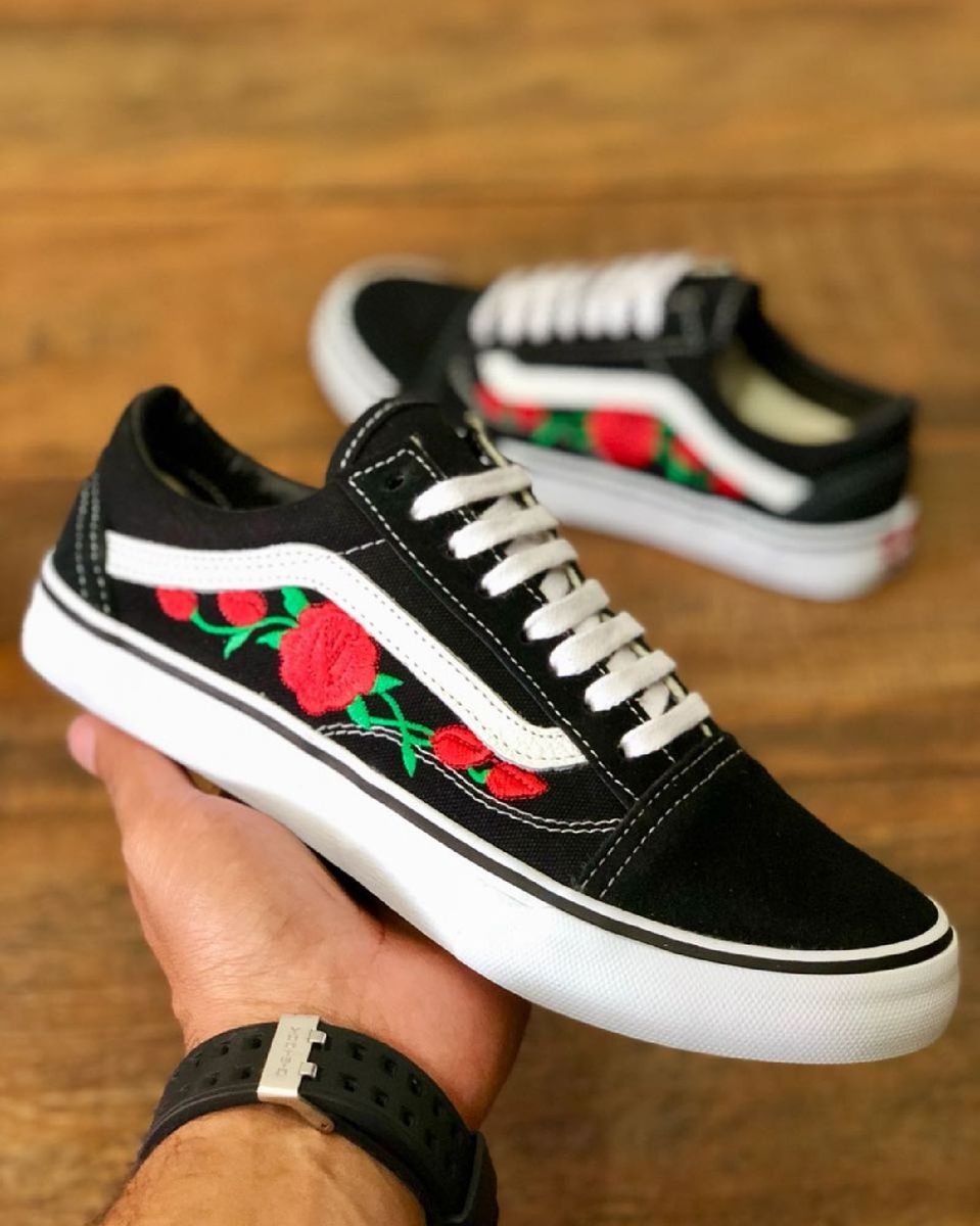 tenis vans preto com rosas vermelhas