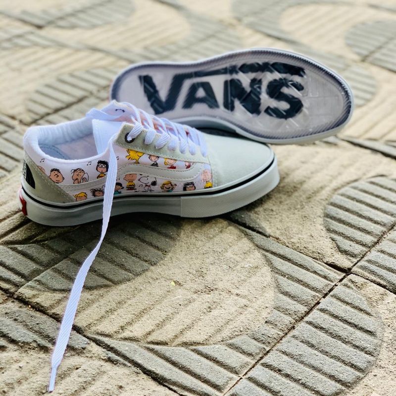 Vans sales de personagens