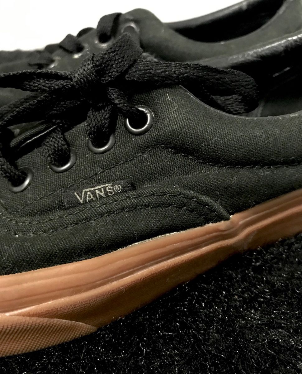 tenis vans preto com sola marrom