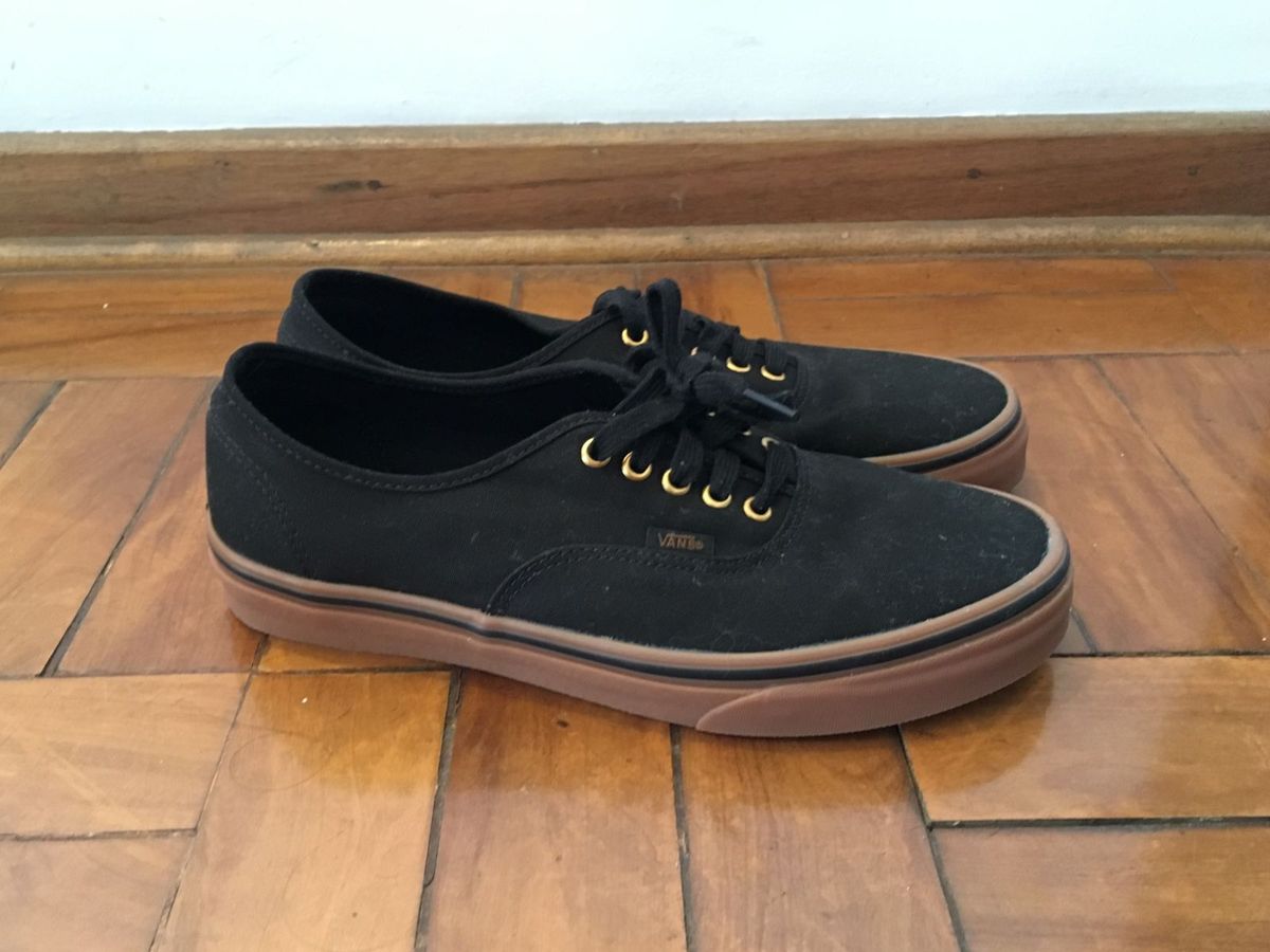 vans preto com sola marrom