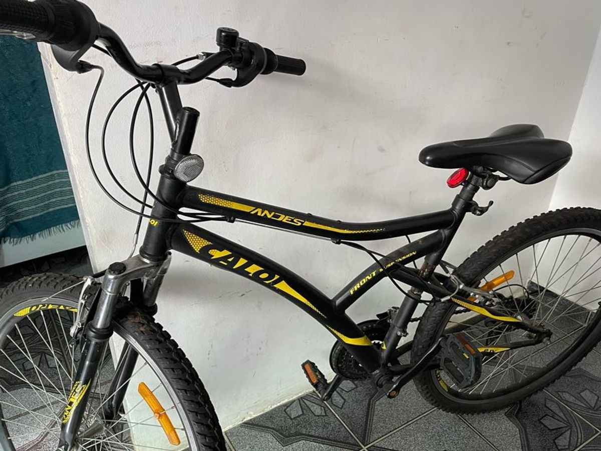 https://photos.enjoei.com.br/vende-se-esta-bicicleta-nova-usada-poucas-vezes/1200xN/czM6Ly9waG90b3MuZW5qb2VpLmNvbS5ici9wcm9kdWN0cy8yODEyNTMzMC9jMTY4NGMwNWEyNTBmNmIxMTcyODRhOWM0NmFlNDgzYy5qcGc