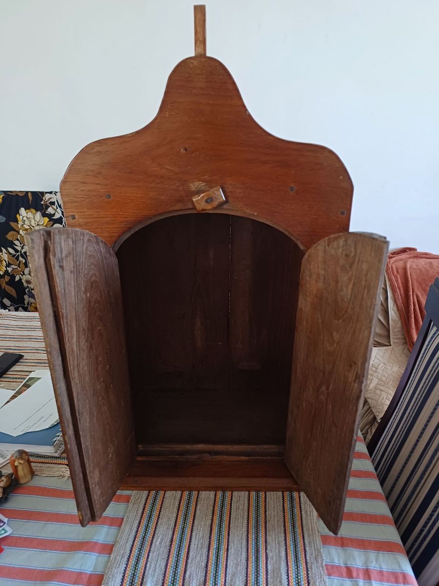 Vende-se Oratório em Madeira Maciça Bem Antigo. | Móvel de Antiquário ...