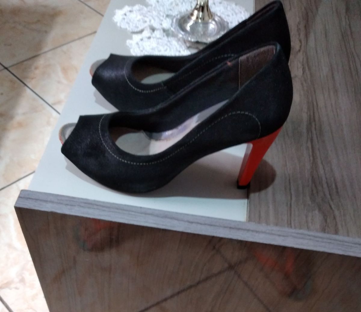 sapato preto com salto vermelho