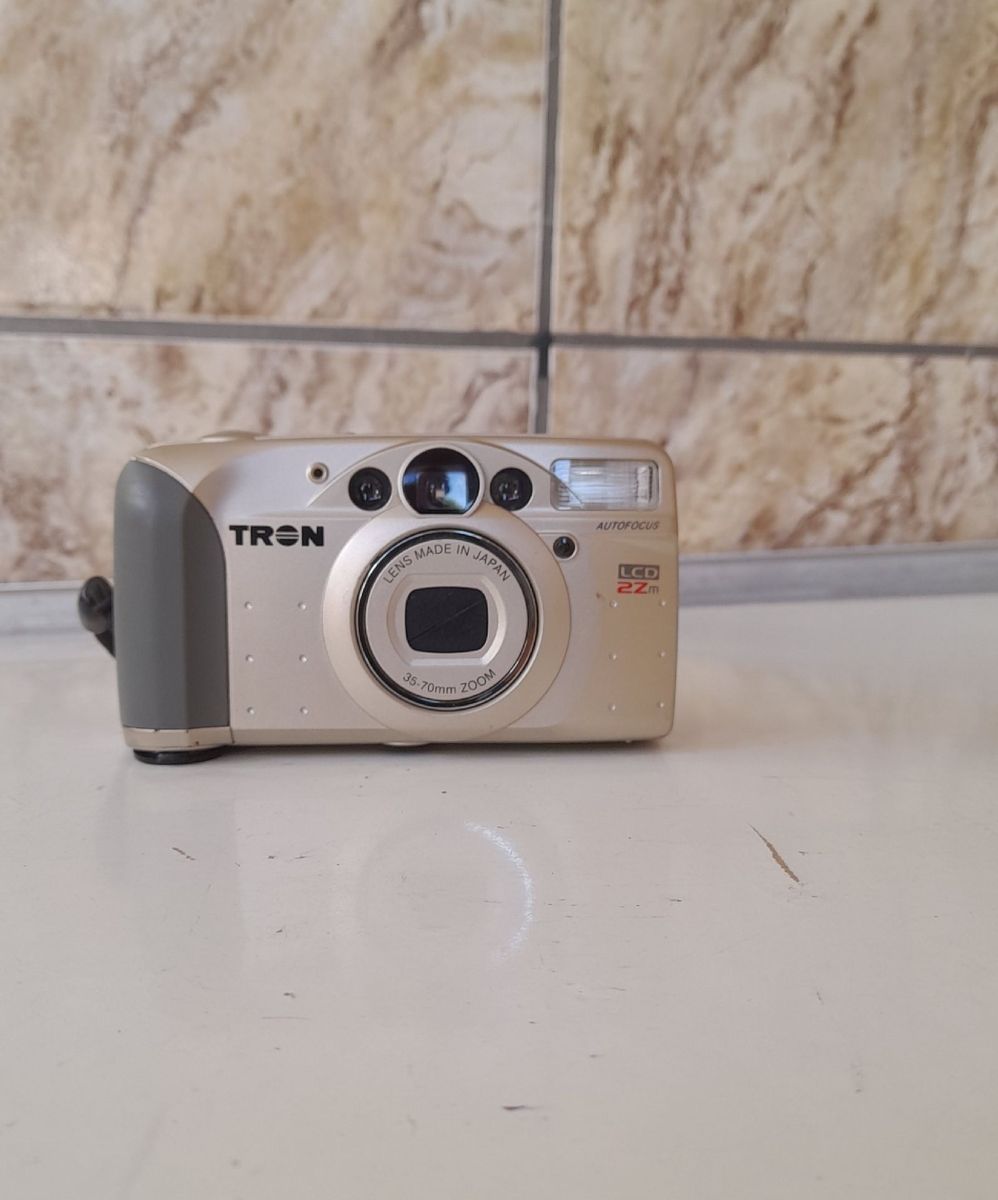 Vendo Uma Antiga Câmera Fotográfica Analógica da Marca, " Tron