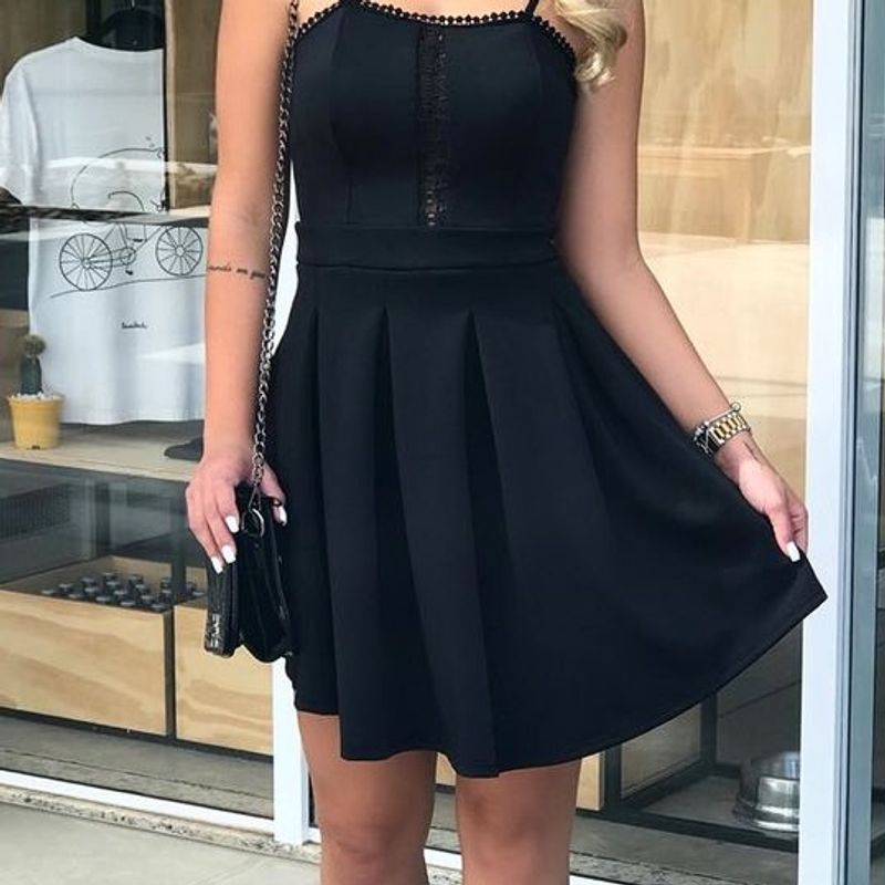 Vestido rodado preto store curto