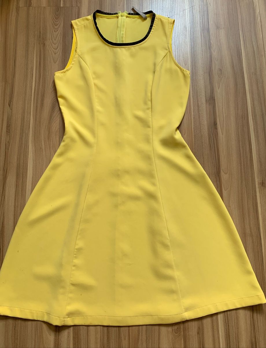 vestido amarelo com detalhe preto