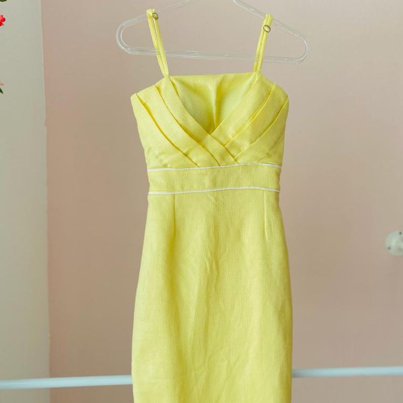 Vestido amarelo best sale curto colado