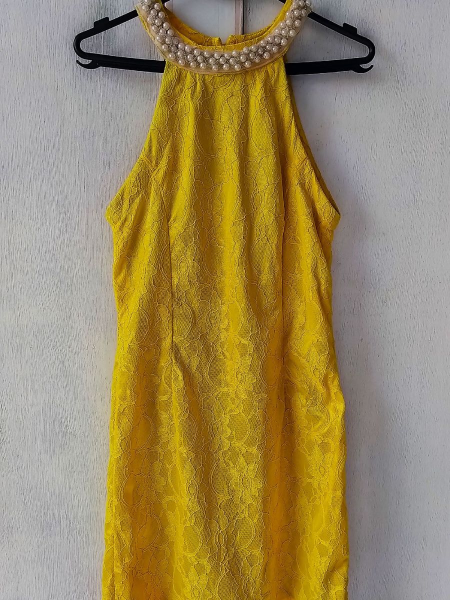 vestido tubinho amarelo com renda
