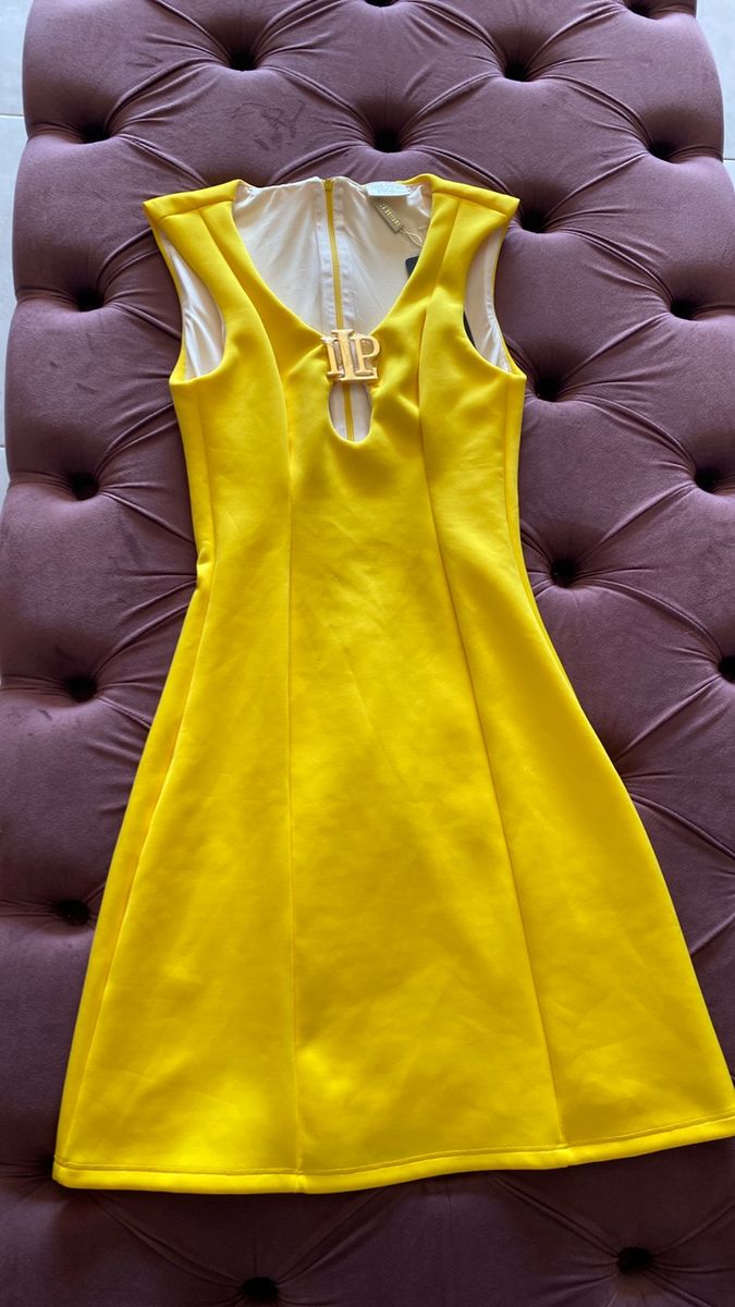 Vestido amarelo best sale lança perfume