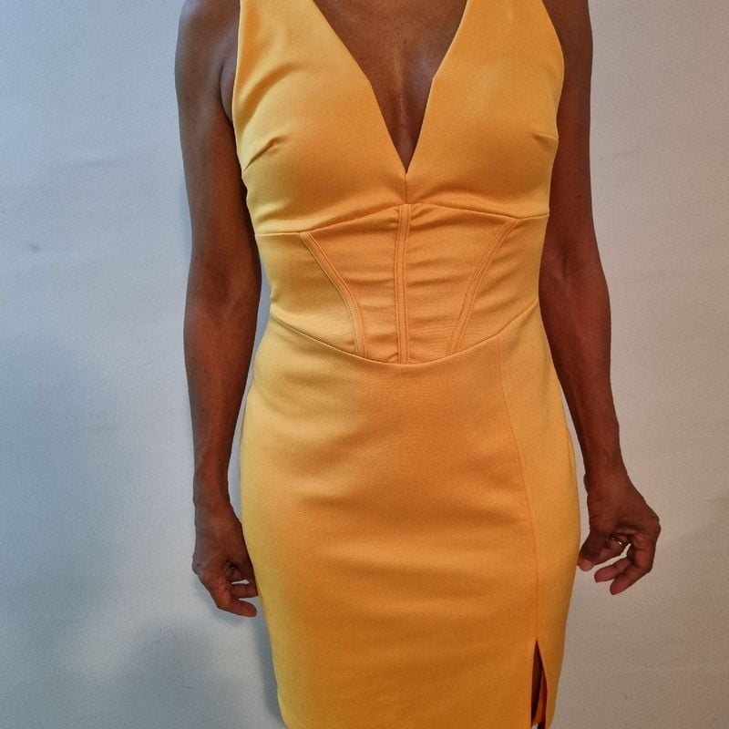 Vestido Amarelo Queimado, Liso Ajustado Ao Corpo com Forro Usado