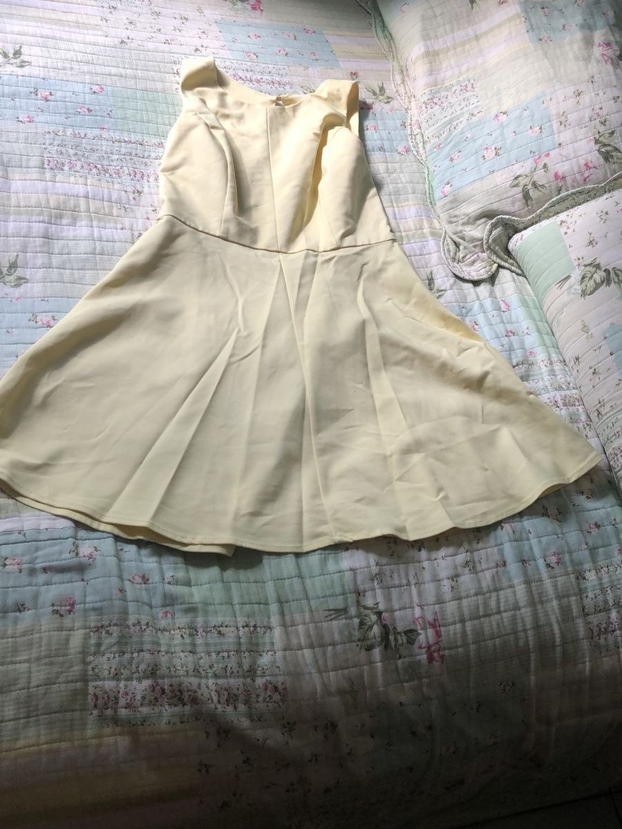 vestido amarelo rodado curto