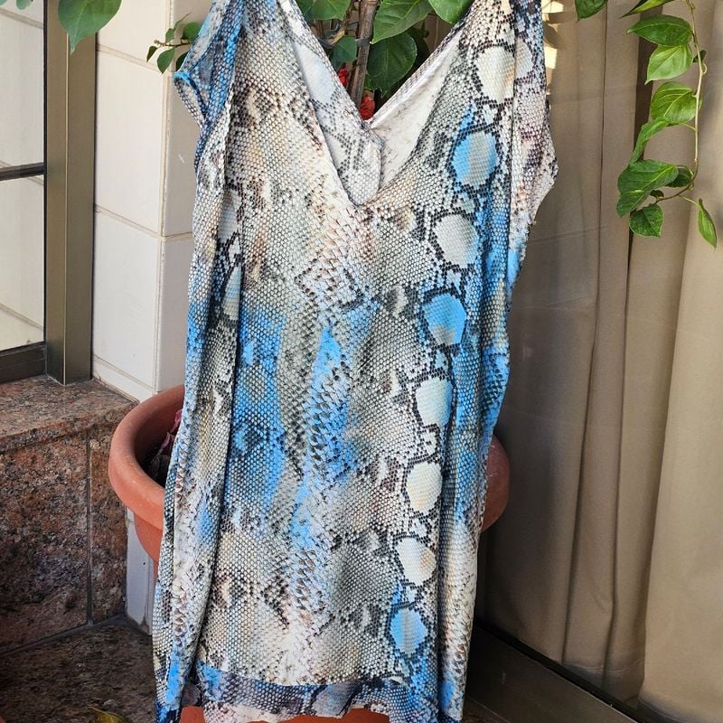 Vestido Animale em Seda Pura, Estampa de Cobra Decote em V Na