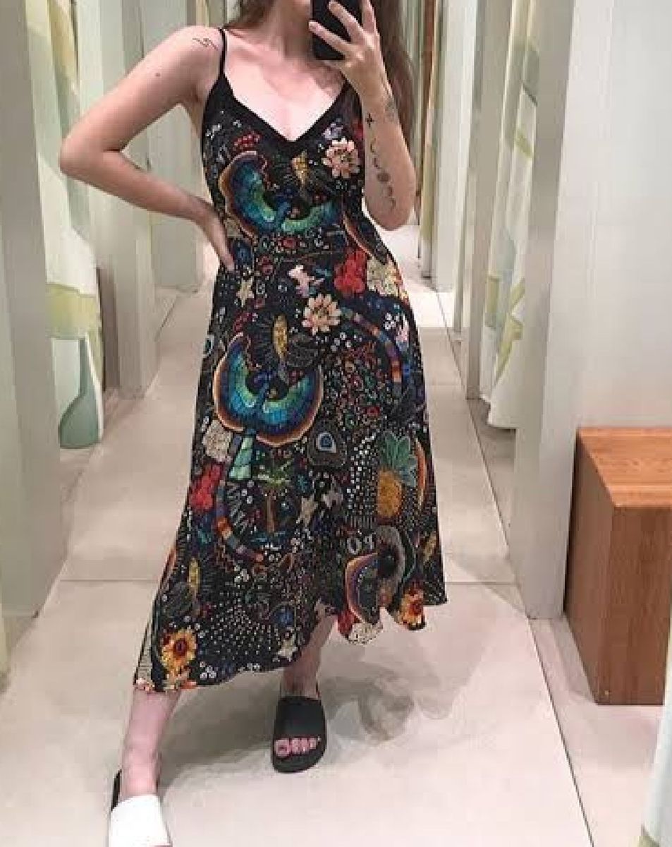 vestido com colete e bota