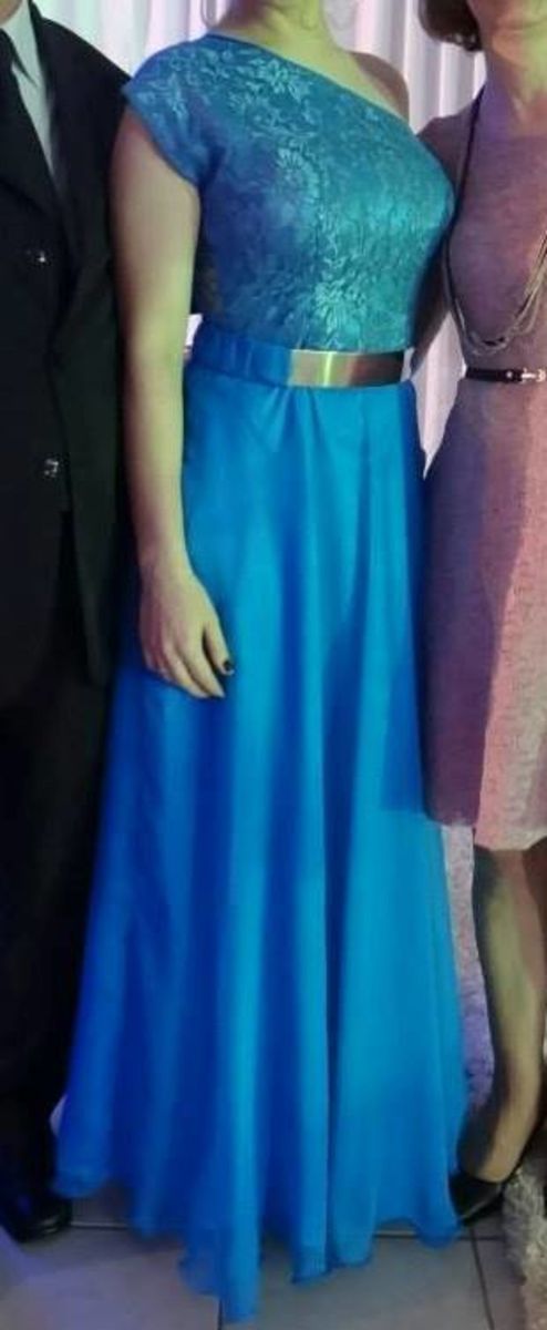 vestido com cinto dourado