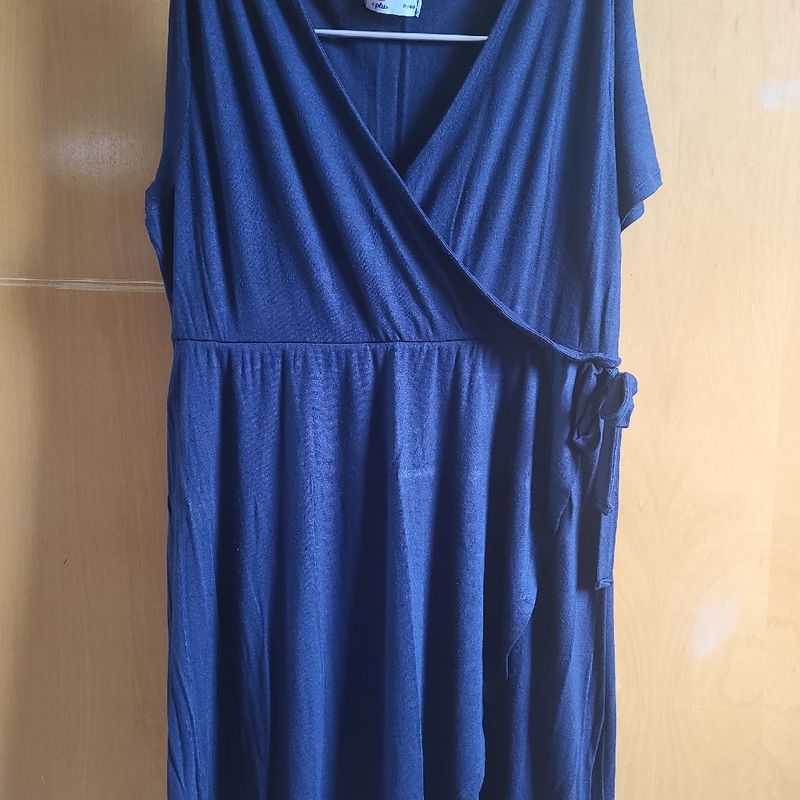 Vestido azul marinho com best sale decote transpassado