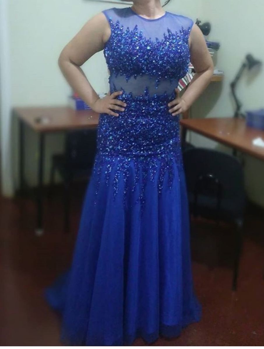 vestido azul com pedraria