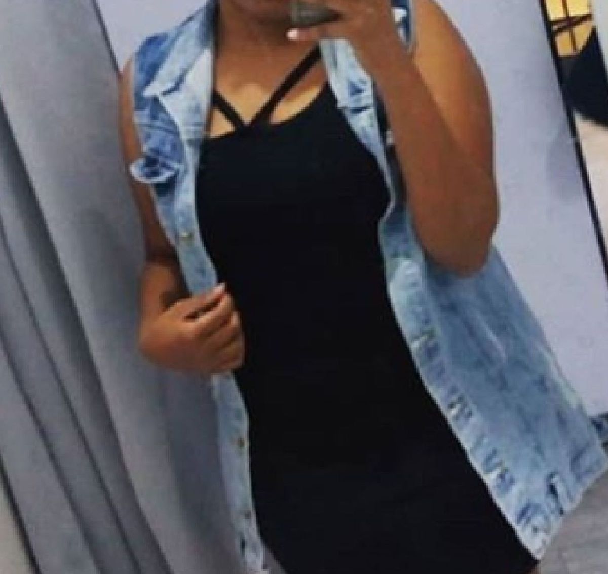 vestido preto com colete jeans