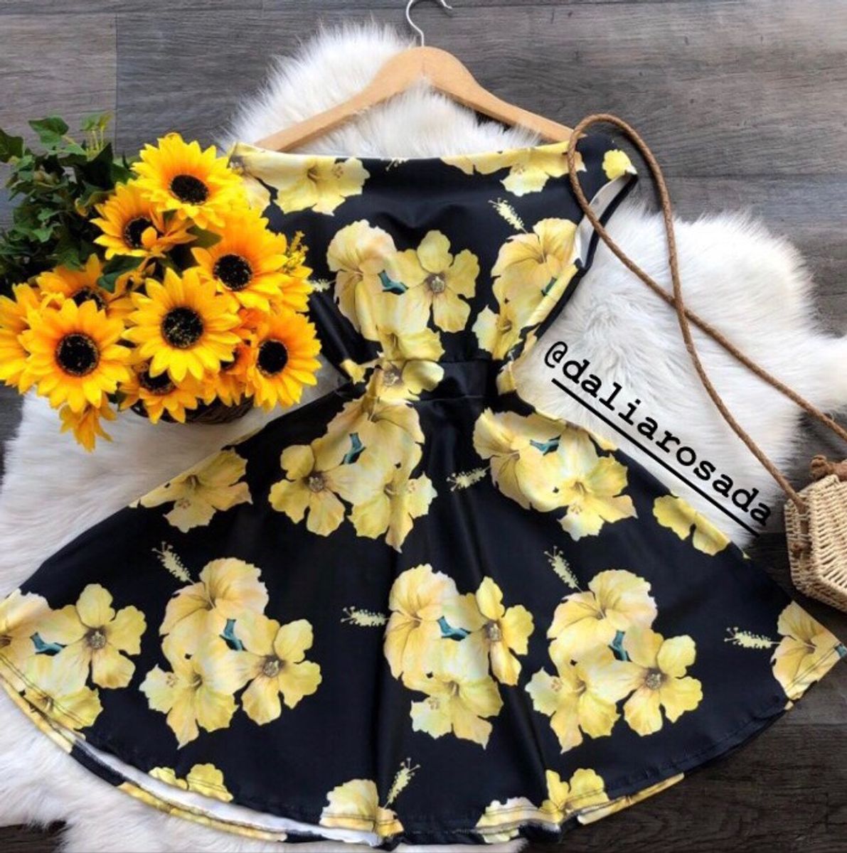 vestido preto com flores amarelas