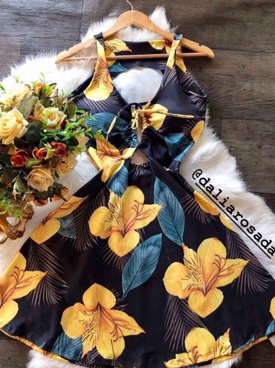 vestido preto com flores amarelas