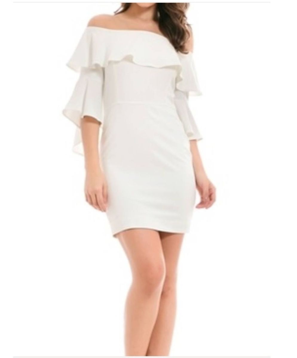 vestido branco com babado no ombro