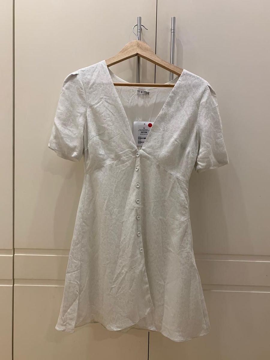 vestido branco brilhante