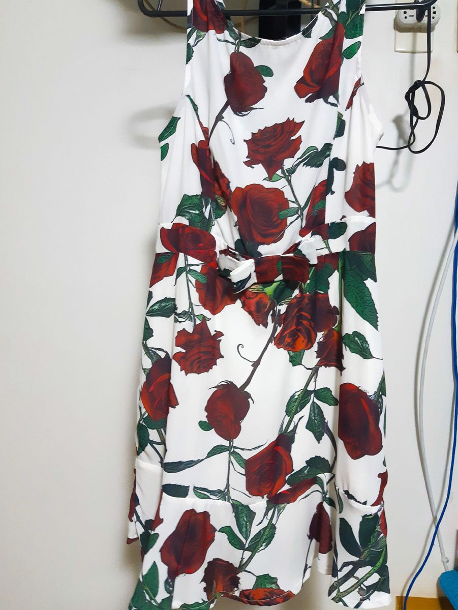 vestido com flores vermelhas