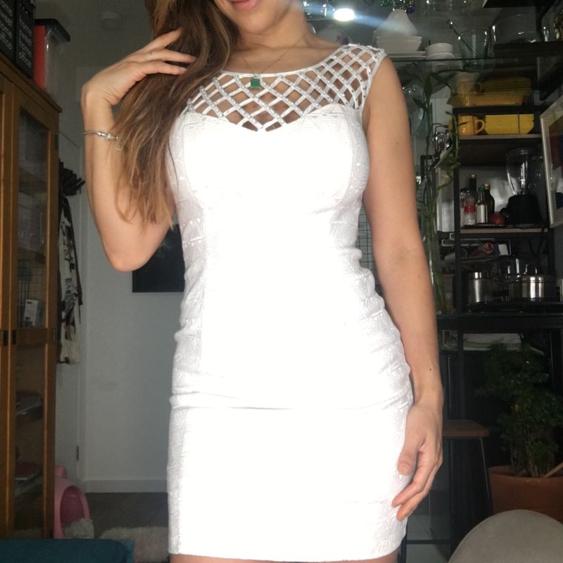 Vestido branco com sales pedras