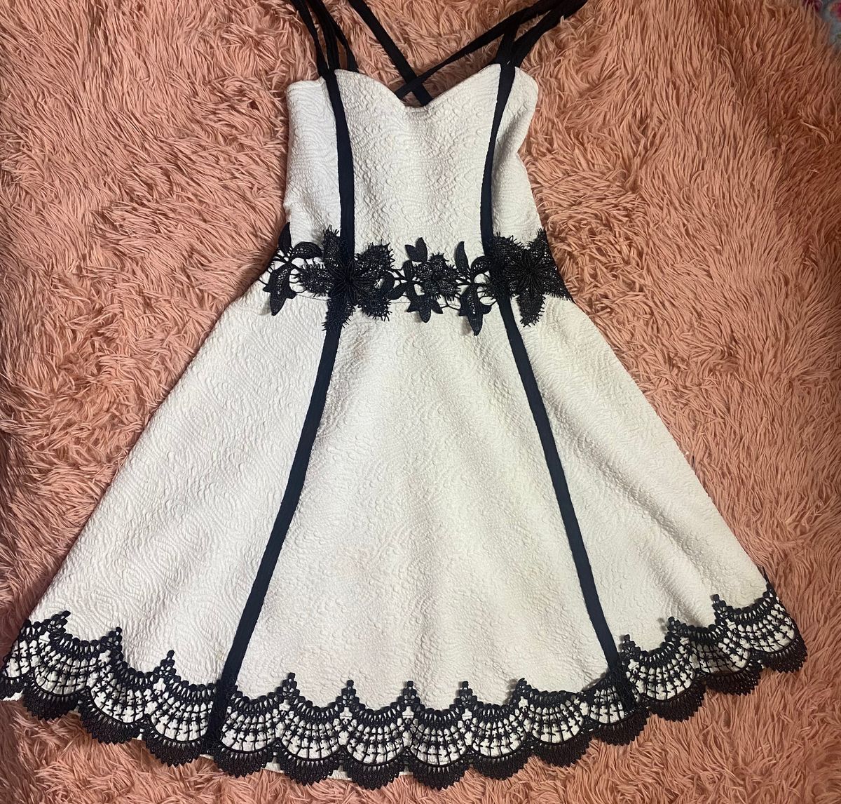 Vestido branco com renda hot sale preta