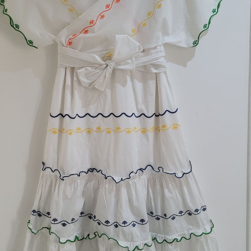 Vestido Branco, Comprido e Detalhes em Bordado de Manga Curta