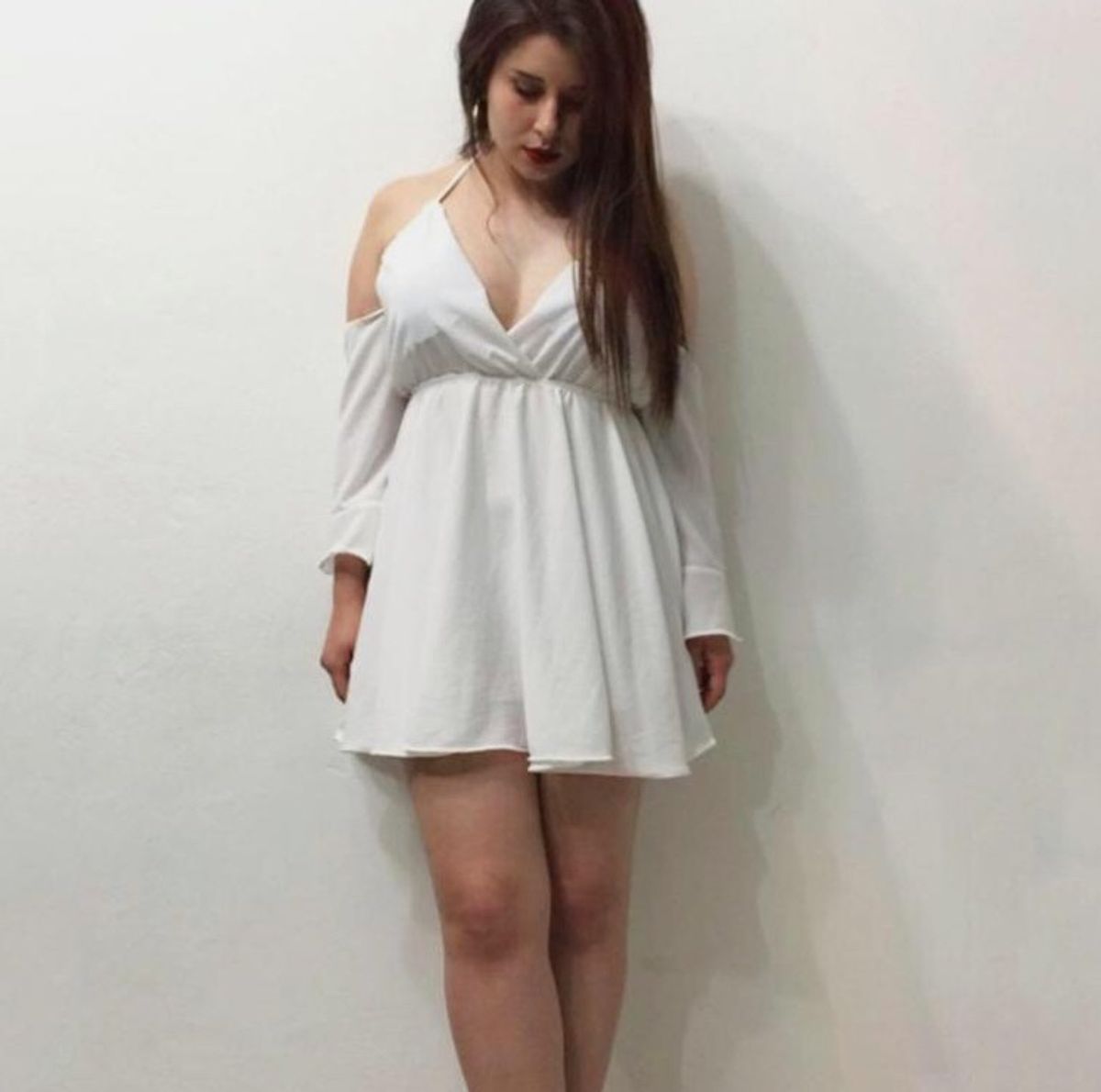 vestido branco curto com decote