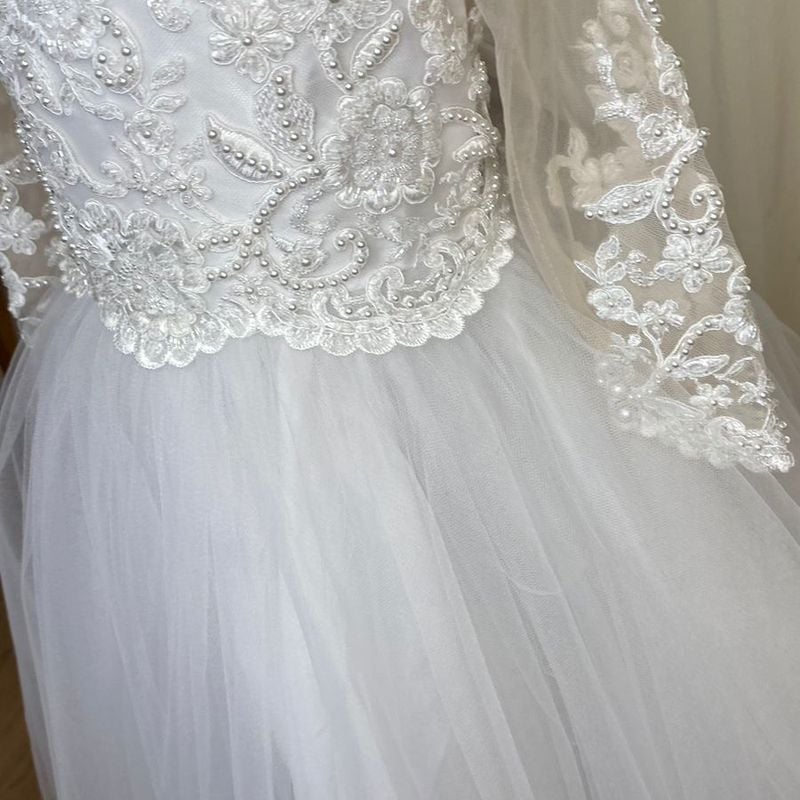 Vestido Branco Daminha Manga Longa com Renda Branca Bordado