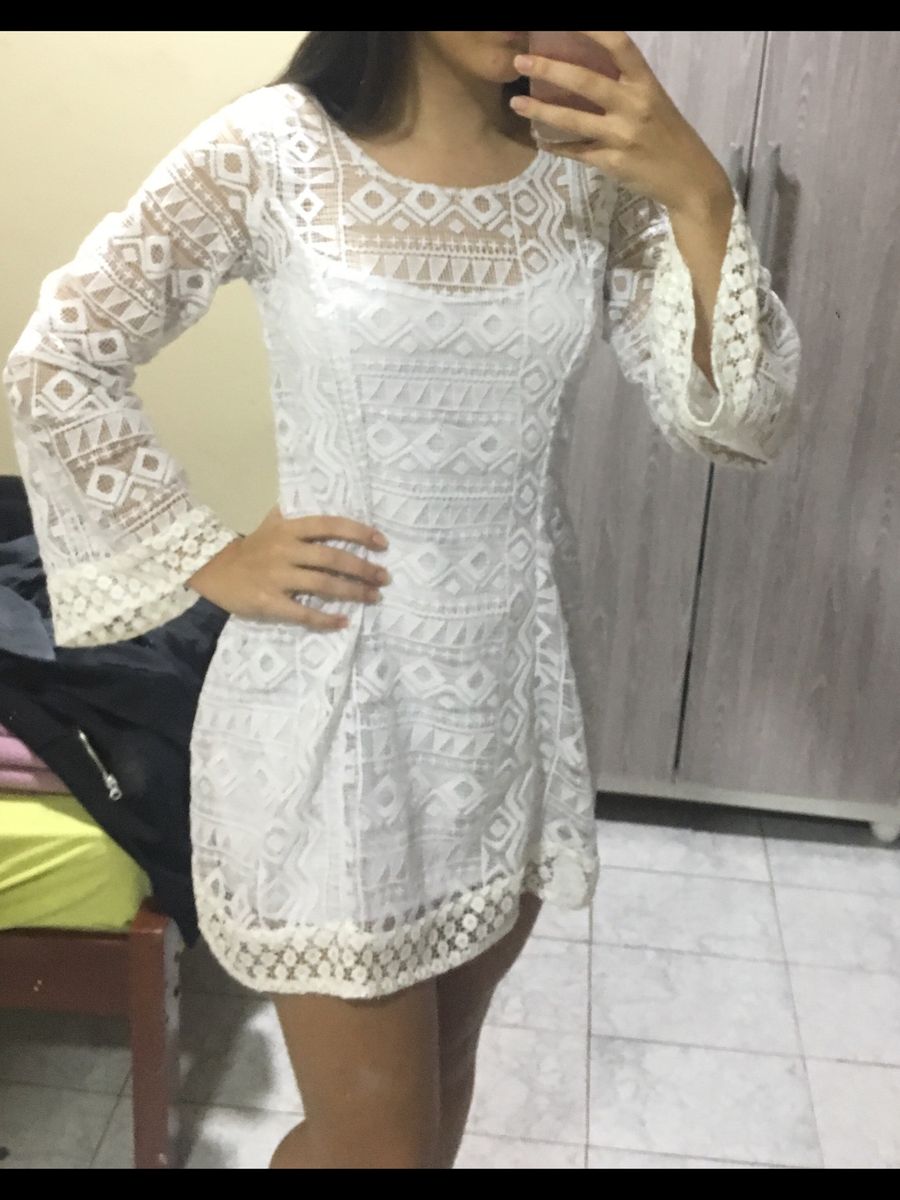 vestido branco de renda com manga