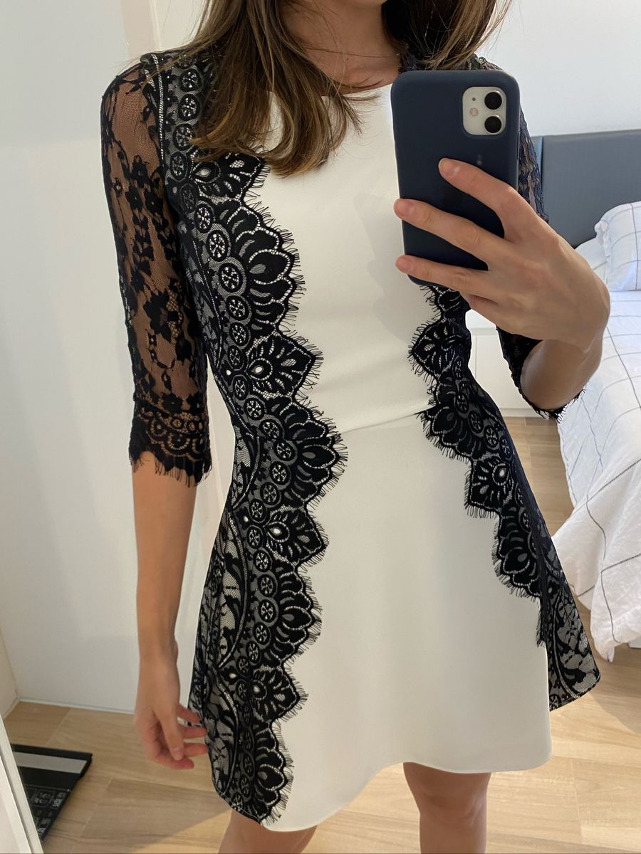 Vestido branco store com detalhe preto