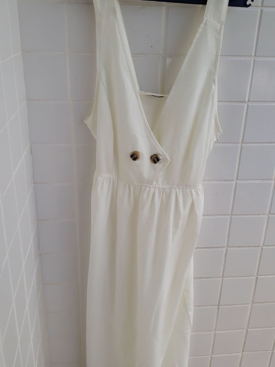 vestido branco abaixo do joelho