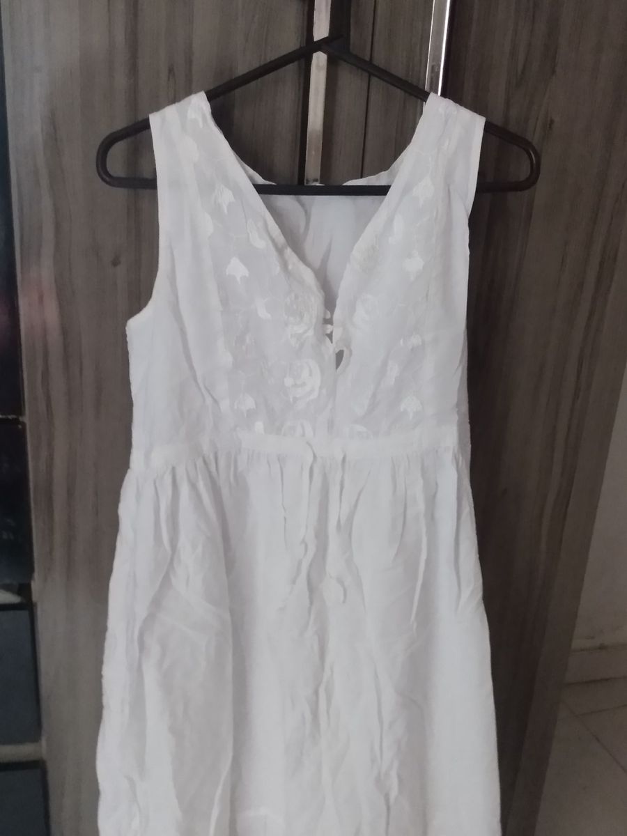 vestido branco abaixo do joelho